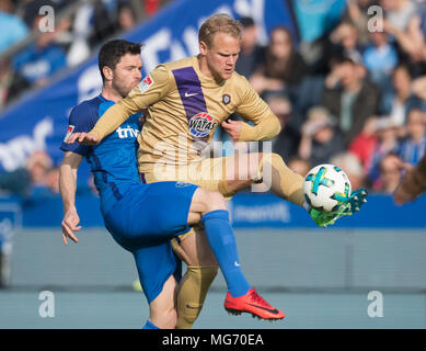 27 aprile 2018, Germania, Bochum: Calcio, Seconda Bundesliga, VfL Bochum vs. Erzgebirge Aue presso la Ruhr Stadio. Bochum Tim Hoogland (L) e dell'AUE Soeren Bertram in lotta per la sfera. Foto: Bernd Thissen/dpa - AVVISO IMPORTANTE: a causa della Lega calcio tedesca·s (DFL) accrediti regolamenti, la pubblicazione e la ridistribuzione online e nei contenuti multimediali in linea è limitata durante la partita a quindici immagini per partita Foto Stock