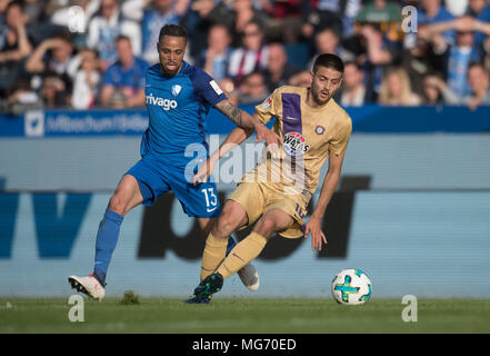 27 aprile 2018, Germania, Bochum: Calcio, Seconda Bundesliga, VfL Bochum vs. Erzgebirge Aue presso la Ruhr Stadio. Bochum del Sidney Sam (L) e dell'AUE Dimitrij Nazarov in lotta per la sfera. Foto: Bernd Thissen/dpa - AVVISO IMPORTANTE: a causa della Lega calcio tedesca·s (DFL) accrediti regolamenti, la pubblicazione e la ridistribuzione online e nei contenuti multimediali in linea è limitata durante la partita a quindici immagini per partita Foto Stock
