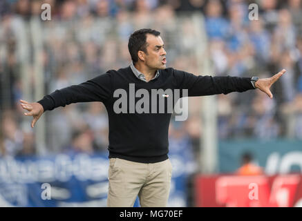 27 aprile 2018, Germania, Bochum: Calcio, Seconda Bundesliga, VfL Bochum vs. Erzgebirge Aue presso la Ruhr Stadio. Bochum il manager Robin Dutt gesticulating. Foto: Bernd Thissen/dpa - AVVISO IMPORTANTE: a causa della Lega calcio tedesca·s (DFL) accrediti regolamenti, la pubblicazione e la ridistribuzione online e nei contenuti multimediali in linea è limitata durante la partita a quindici immagini per partita Foto Stock