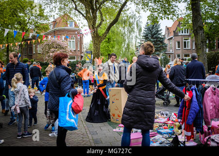 Mercato delle pulci sulla re della giornata nella città di Rijswijk nei Paesi Bassi. Koningsdag o King's è un giorno di festa nazionale nel Regno dei Paesi Bassi. Si celebra il 27 aprile, la data segna la nascita del Re Willem-Alexander. Koningsdag è noto per la sua nationwide vrijmarkt ("mercato libero"), in cui l'olandese di vendere i loro oggetti usati. Foto Stock