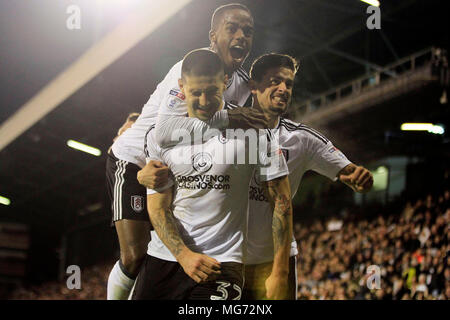 Londra, Regno Unito. 27 apr, 2018. Aleksandr Mitrovic di Fulham © festeggia con i compagni di squadra dopo il suo punteggio del team secondo obiettivo per renderlo 2-1. EFL Skybet partita in campionato, Fulham v Sunderland a Craven Cottage a Londra il venerdì 27 aprile 2018. Questa immagine può essere utilizzata solo per scopi editoriali. Solo uso editoriale, è richiesta una licenza per uso commerciale. Nessun uso in scommesse, giochi o un singolo giocatore/club/league pubblicazioni. pic da Steffan Bowen/Andrew Orchard fotografia sportiva/Alamy Live news Foto Stock