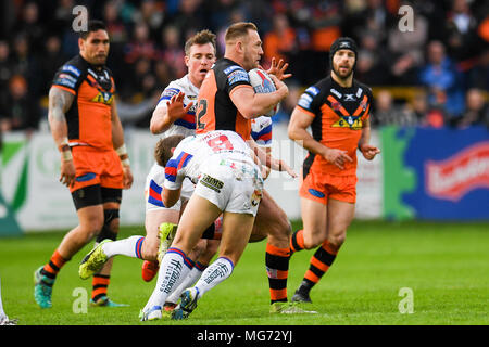 Il 27 aprile 2018 , Mend-a-tubo Jungle, Castleford, Inghilterra; Betfred Super League Rugby, Castleford Tigers v Wakefield Trinità; castleford Tigers' Liam Watt viene affrontato da Wakefield Trinity Wildcats' Kyle legno Foto Stock