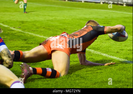 Il 27 aprile 2018 , Mend-a-tubo Jungle, Castleford, Inghilterra; Betfred Super League Rugby, Castleford Tigers v Wakefield Trinità; Castleford Tigers" Greg Minikin raggiunge per la prova Foto Stock