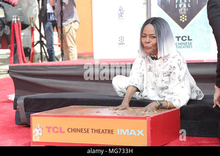 Hollywood, California, 27 aprile 2018. Cicely Tyson. La mano e il Footprint Cerimonia in onore di Cicely Tyson durante il 2018 TCM Classic Film Festival tenutosi a TCL Teatro Cinese. Photo credit: PMA/AdMedia Credito: PMA/AdMedia/ZUMA filo/Alamy Live News Foto Stock