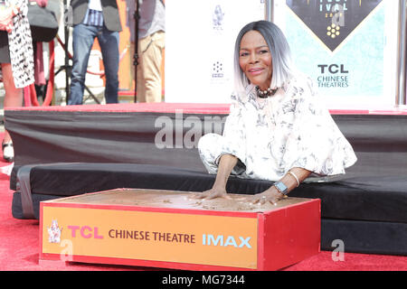 Hollywood, California, 27 aprile 2018. Cicely Tyson. La mano e il Footprint Cerimonia in onore di Cicely Tyson durante il 2018 TCM Classic Film Festival tenutosi a TCL Teatro Cinese. Photo credit: PMA/AdMedia Credito: PMA/AdMedia/ZUMA filo/Alamy Live News Foto Stock