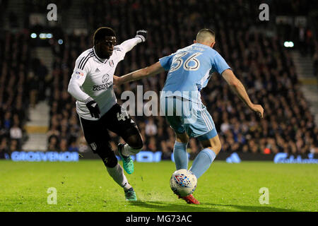 Aboubakar Kamara di Fulham (L) in azione con Marc Wilson di Sunderland (R). EFL Skybet partita in campionato, Fulham v Sunderland a Craven Cottage a Londra il venerdì 27 aprile 2018. Questa immagine può essere utilizzata solo per scopi editoriali. Solo uso editoriale, è richiesta una licenza per uso commerciale. Nessun uso in scommesse, giochi o un singolo giocatore/club/league pubblicazioni. pic da Steffan Bowen/Andrew Orchard fotografia sportiva/Alamy Live news Foto Stock