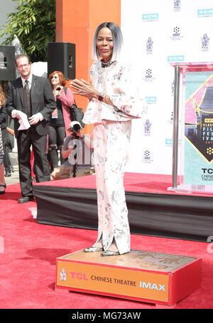 Hollywood, California, 27 aprile 2018. Cicely Tyson. La mano e il Footprint Cerimonia in onore di Cicely Tyson durante il 2018 TCM Classic Film Festival tenutosi a TCL Teatro Cinese. Photo credit: PMA/AdMedia Credito: PMA/AdMedia/ZUMA filo/Alamy Live News Foto Stock