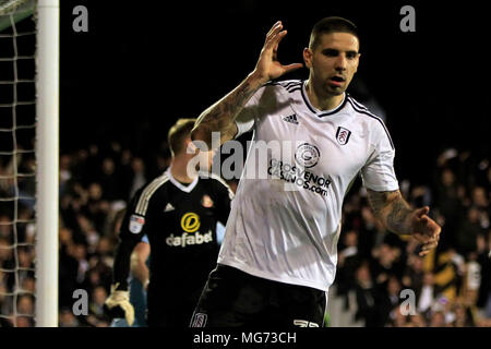 Aleksandr Mitrovic di Fulham festeggia dopo il suo punteggio del team secondo obiettivo per renderlo 2-1. EFL Skybet partita in campionato, Fulham v Sunderland a Craven Cottage a Londra il venerdì 27 aprile 2018. Questa immagine può essere utilizzata solo per scopi editoriali. Solo uso editoriale, è richiesta una licenza per uso commerciale. Nessun uso in scommesse, giochi o un singolo giocatore/club/league pubblicazioni. pic da Steffan Bowen/Andrew Orchard fotografia sportiva/Alamy Live news Foto Stock