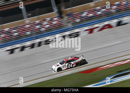 Talladega, Alabama, Stati Uniti d'America. 27 apr, 2018. Kaz Grala (24) prende il via alla pratica per l'energia di scintilla 300 a Talladega Superspeedway di Talladega, Alabama. Credito: Justin R. Noe Asp Inc/ASP/ZUMA filo/Alamy Live News Foto Stock