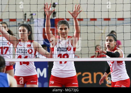 Humenne, Slovacchia. Xxvii Aprile, 2018. Bagno turco giocatori Yaprak Erkek (14), Fatma Nur Yilmaz (19) e Eylul Karadas (3) in azione durante il match di qualificazione per il 2018 donne. U19 Pallavolo campionato europeo tra la Repubblica slovacca e la Turchia. La Turchia ha vinto 3-0. Credito: Rastislav Kolesar/Alamy Live News Foto Stock