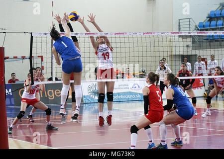 Humenne, Slovacchia. Xxvii Aprile, 2018. I giocatori in azione durante il match di qualificazione per il 2018 donne. U19 Pallavolo campionato europeo tra la Repubblica slovacca e la Turchia. La Turchia ha vinto 3-0. Credito: Rastislav Kolesar/Alamy Live News Foto Stock