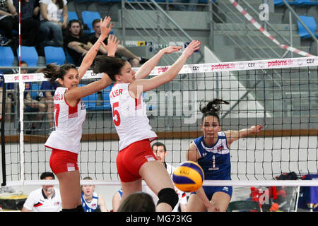 Humenne, Slovacchia. Xxvii Aprile, 2018. I giocatori in azione durante il match di qualificazione per il 2018 donne. U19 Pallavolo campionato europeo tra la Repubblica slovacca e la Turchia. La Turchia ha vinto 3-0. Credito: Rastislav Kolesar/Alamy Live News Foto Stock