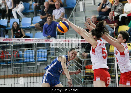 Humenne, Slovacchia. Xxvii Aprile, 2018. I giocatori in azione durante il match di qualificazione per il 2018 donne. U19 Pallavolo campionato europeo tra la Repubblica slovacca e la Turchia. La Turchia ha vinto 3-0. Credito: Rastislav Kolesar/Alamy Live News Foto Stock