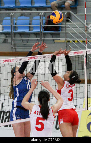 Humenne, Slovacchia. Xxvii Aprile, 2018. I giocatori in azione durante il match di qualificazione per il 2018 donne. U19 Pallavolo campionato europeo tra la Repubblica slovacca e la Turchia. La Turchia ha vinto 3-0. Credito: Rastislav Kolesar/Alamy Live News Foto Stock