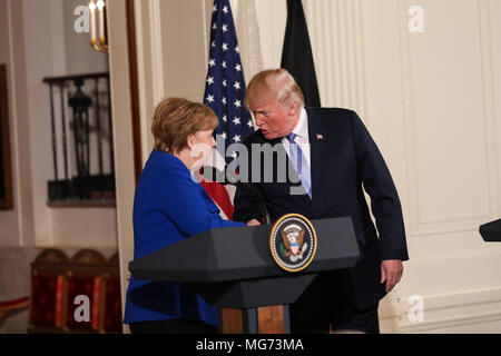 Washington DC, Stati Uniti d'America, . Il 27 aprile 2018. Il cancelliere tedesco Angela Merkel tiene una conferenza stampa congiunta con il presidente statunitense Donald Trump alla Casa Bianca dopo avere un incontro privato e pranzo. Credito: Nicole vetro / Alamy Live News. Foto Stock
