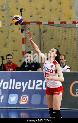 Humenne, Slovacchia. Xxvii Aprile, 2018. Merve Atlier in azione durante il match di qualificazione per il 2018 donne. U19 Pallavolo campionato europeo tra la Repubblica slovacca e la Turchia. La Turchia ha vinto 3-0. Credito: Rastislav Kolesar/Alamy Live News Foto Stock