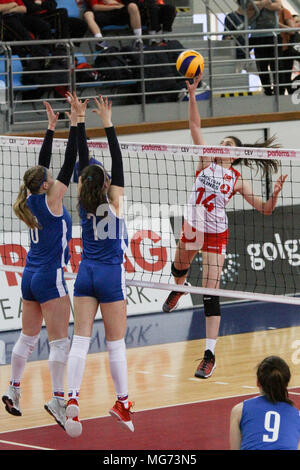 Humenne, Slovacchia. Xxvii Aprile, 2018. I giocatori in azione durante il match di qualificazione per il 2018 donne. U19 Pallavolo campionato europeo tra la Repubblica slovacca e la Turchia. La Turchia ha vinto 3-0. Credito: Rastislav Kolesar/Alamy Live News Foto Stock