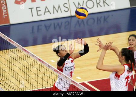 Humenne, Slovacchia. Xxvii Aprile, 2018. La Turchia Eylul Karadas (3) e Zeynep Sude Demirel (13) in azione durante il match di qualificazione per il 2018 donne. U19 Pallavolo campionato europeo tra la Repubblica slovacca e la Turchia. La Turchia ha vinto 3-0. Credito: Rastislav Kolesar/Alamy Live News Foto Stock