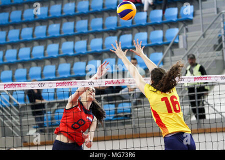 Humenne, Slovacchia. Xxvii Aprile, 2018. Il croato Bozana Butigan (8) e spagnolo Sol Guadalupe Rosell (16) in azione durante il match di qualificazione per il 2018 donne. U19 Pallavolo campionato europeo tra la Croazia e la Spagna. La Croazia ha vinto 3-1. Credito: Rastislav Kolesar/Alamy Live News Foto Stock