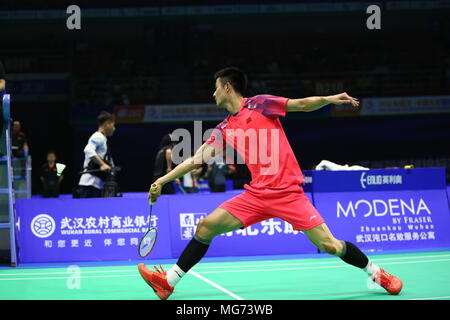 Wuhan, Wuhan, Cina. 27 apr, 2018. Wuhan, Cina-27th Aprile 2018: Cinese badminton player Chen lunga compete con WU Jialang a 2018 Badminton Asia campionati a Wuhan, Cina centrale della provincia di Hubei, Aprile 27th, 2018. Credito: SIPA Asia/ZUMA filo/Alamy Live News Foto Stock