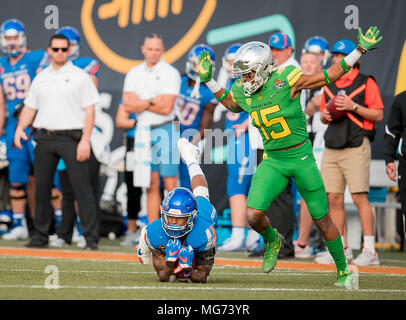 Las Vegas, NV, Stati Uniti d'America. Xvi Dec, 2017. Boise State wide receiver (1) Cedric Wilson rende un diving catture nel corso di un gioco tra il Boise State Broncos vs Oregon Ducks Sabato, Dicembre 16, 2017 a Sam Boyd Stadium di Las Vegas, Nevada. Boise State sconfitto Oregon 38-28. (Obbligatorio Credito: Juan Lainez/MarinMedia.org/Cal Sport Media) (completare il fotografo e il credito richiesto) Credito: csm/Alamy Live News Foto Stock