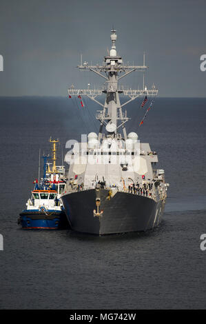 Gdynia, Polonia, 27 aprile 2018. US Navy Arleigh Burke-class destroyer USS Farragut (DDG-99) nel porto di Gdynia, Polonia. Il 27 aprile 2018 © Wojciech Strozyk / Alamy Live News Foto Stock