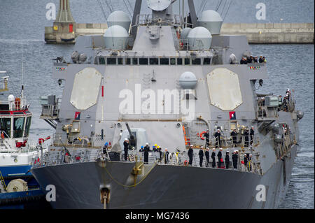 Gdynia, Polonia, 27 aprile 2018. US Navy Arleigh Burke-class destroyer USS Farragut (DDG-99) nel porto di Gdynia, Polonia. Il 27 aprile 2018 © Wojciech Strozyk / Alamy Live News Foto Stock