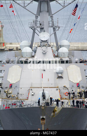 Gdynia, Polonia, 27 aprile 2018. US Navy Arleigh Burke-class destroyer USS Farragut (DDG-99) nel porto di Gdynia, Polonia. Il 27 aprile 2018 © Wojciech Strozyk / Alamy Live News Foto Stock