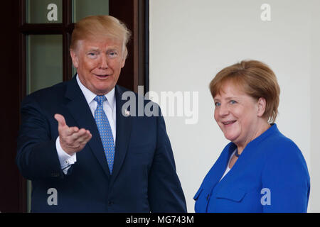 Washington, Stati Uniti d'America. 27 apr, 2018. Stati Uniti Presidente Donald Trump (L) accoglie favorevolmente il Cancelliere tedesco Angela Merkel alla Casa Bianca di Washington, DC, Stati Uniti, il 27 aprile 2018. Credito: Ting Shen/Xinhua/Alamy Live News Foto Stock