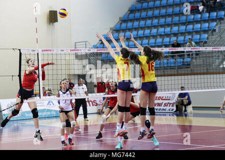 Humenne, Slovacchia. Xxvii Aprile, 2018. I giocatori in azione durante il match di qualificazione per il 2018 donne. U19 Pallavolo campionato europeo tra la Croazia e la Spagna. La Croazia ha vinto 3-1. Credito: Rastislav Kolesar/Alamy Live News Foto Stock