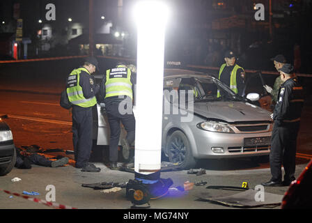 Kiev, Ucraina. 28 apr, 2018. Ucraino degli ufficiali di polizia indagare la scena di una granata esplosione all'interno di un automobile, a Kiev, in Ucraina, il 28 aprile 2018. Secondo i media locali relazioni, un uomo non identificato è stato ucciso ed un altro ferito dopo una granata esplose all interno di un'auto. Credito: Serg Glovny/ZUMA filo/Alamy Live News Foto Stock