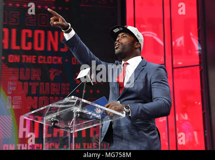 Aprile 27, 2018: Ex Atlanta Falcons quarterback Michael Vick annuncia Atlantas 58th pick durante il secondo turno di 2018 NFL Draft da AT&T Stadium di Arlington, TX Albert Pena/CSM Foto Stock