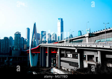 Chongqin, Chongqin, Cina. 27 apr, 2018. Chonging, Cina-27th Aprile 2018: Qiansimen il ponte sul fiume Jialing nel sud-ovest della Cina di Chongqing. Credito: SIPA Asia/ZUMA filo/Alamy Live News Foto Stock