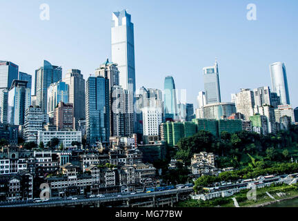 Chongqin, Chongqin, Cina. 27 apr, 2018. Chonging, Cina-27th Aprile 2018: grattacieli lungo il fiume Jialing nel sud-ovest della Cina di Chongqing. Credito: SIPA Asia/ZUMA filo/Alamy Live News Foto Stock