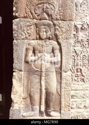 Siem Reap, Siem Reap, Cina. 28 apr, 2018. Angkor Wat è un complesso tempio in Cambogia e il più grande monumento religioso nel mondo, su un sito di misura di 162,6 ettari (1,626,000 m2; 402 acri).Esso è stato originariamente costruito come un tempio indù di dio Vishnu per l'Impero Khmer, trasformando progressivamente in un tempio buddista verso la fine del XII secolo.Fu costruito dai Khmer re Suryavarman II nei primi anni del XII secolo in Ya odharapura, capitale dell'Impero Khmer, come suo tempio di stato ed eventuali mausoleo. La rottura dalla tradizione Shaiva di precedenti kings, Angkor Wat wa Foto Stock