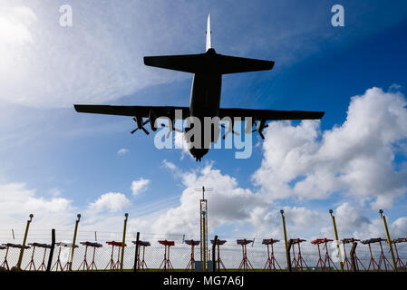 Il vecchio contenitore militare piano approccio alle piste aeroportuali utilizzare per aria e trasporto merci ,industria logistica Foto Stock