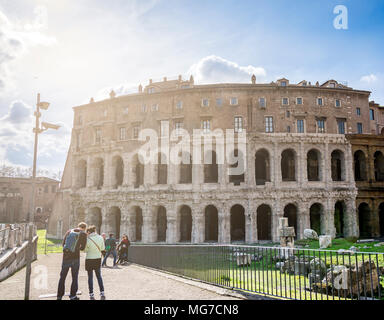 Roma, Italia, Febbraio 2017: Teatro Marcello con i turisti che visitano il monumento è stato il primo teatro di pietra di Roma, Italia Foto Stock