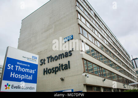 L'esterno e digital signage di St Thomas Hospital, un grande insegnamento di NHS hospital da Westminster Bridge, nel centro di Londra Foto Stock