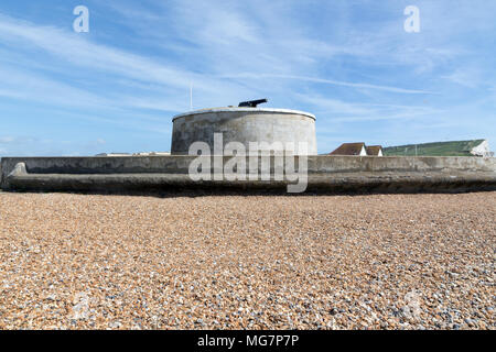 Martello Tower sulla spiaggia di Seaford, ora un museo Foto Stock