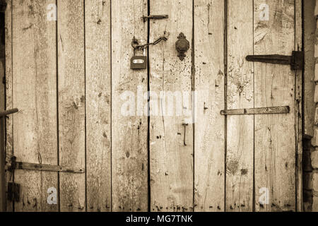 In legno antico porta rurale. Close-up. Bw. Foto Stock