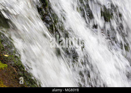 Close-up di acqua a cascata più alta forza, una cascata su Aira Beck, Lake District, Cumbria Foto Stock