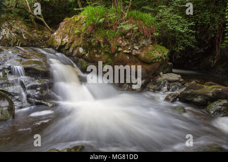 Una cascata su Aira Beck al di sotto di forza elevata, Lake District, Cumbria, Regno Unito: tiro con un 3.0 filtro ND Foto Stock