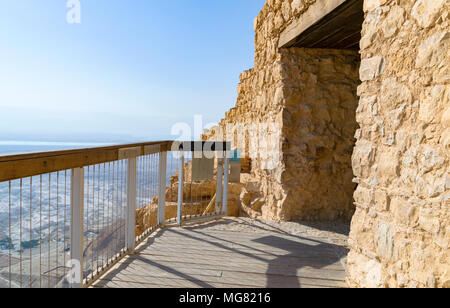 L'ingresso principale per la fortezza di Masada è anche l'ingresso al famoso percorso di serpente fino alla montagna con il Mar Morto in background Foto Stock