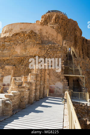 Tutti e tre i livelli del Palazzo di nord a Masada in Israele sono mostrati dal livello più basso lungo la scalinata Foto Stock
