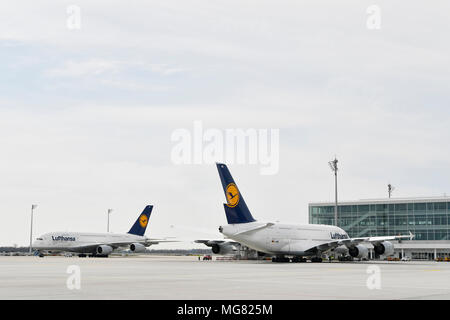 Un 380-800, A380, Lufthansa, 2, due aerei, aereo, aereo, aeroporto di Monaco di Baviera, MUC, Germania, Foto Stock