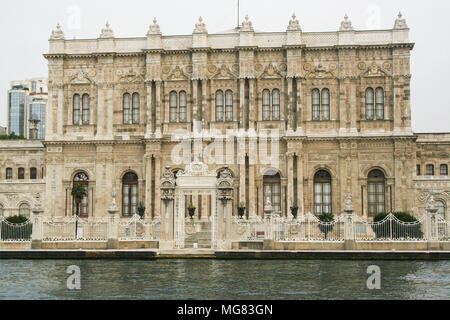 La bella architettura di Istanbul palazzo del sultano, visto dal mare durante una crociera sul Bosforo Foto Stock