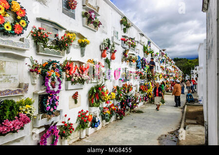 San Lazaro cimitero, Antigua, Guatemala - 2 Novembre 2014: ghirlanda di parete coperta di tombe nel giorno della commemorazione di tutti i defunti nel Patrimonio mondiale dell UNESCO Foto Stock