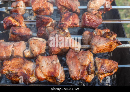 Golosa a base di carne di maiale cucinato all'aperto su carboni senza fiamma Foto Stock