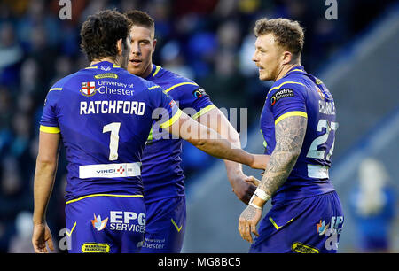 Warrington Lupi" Josh Charnley (destra) celebra la sua prova contro l Huddersfield giganti, durante la Betfred Super League match al Halliwell Jones Stadium, Warrington. Foto Stock