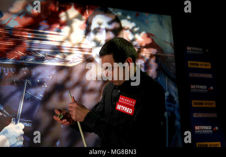 Ronnie O'Sullivan chalks il suo segnale prima della sua partita contro Ali Carter durante il giorno sette del 2018 Betfred nel Campionato del Mondo a crogiolo, Sheffield. Foto Stock